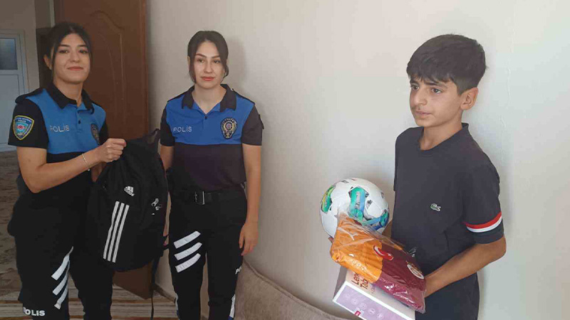 14 yaşındaki çocuk, çöpün yanında bulduğu 1 milyon 600 bin liralık altını polise teslim etti