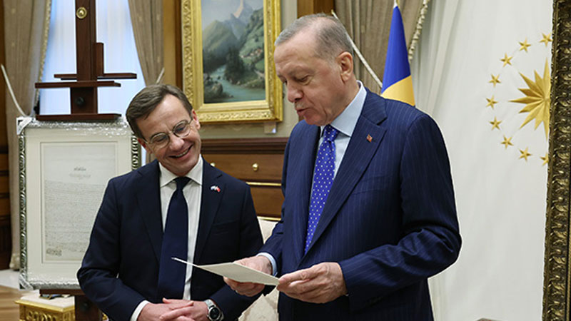 İsveçli diplomattan ‘NATO’ skandalı: ‘Türkiye’ belgelerini tuvalette unutmuş
