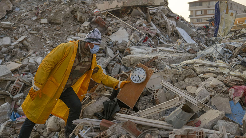 6 Şubat depreminde eşi ve 3 çocuğunu kaybeden babaya 460 bin lira tazminat: Bakanlık karara karşı çıktı!