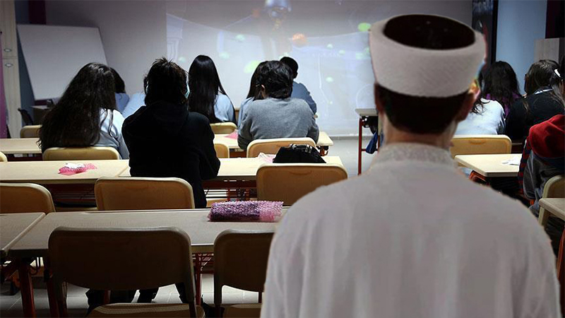 Okulda ‘namaz kontrol’ ekibi kuruldu… Müdür devriye gezdi!