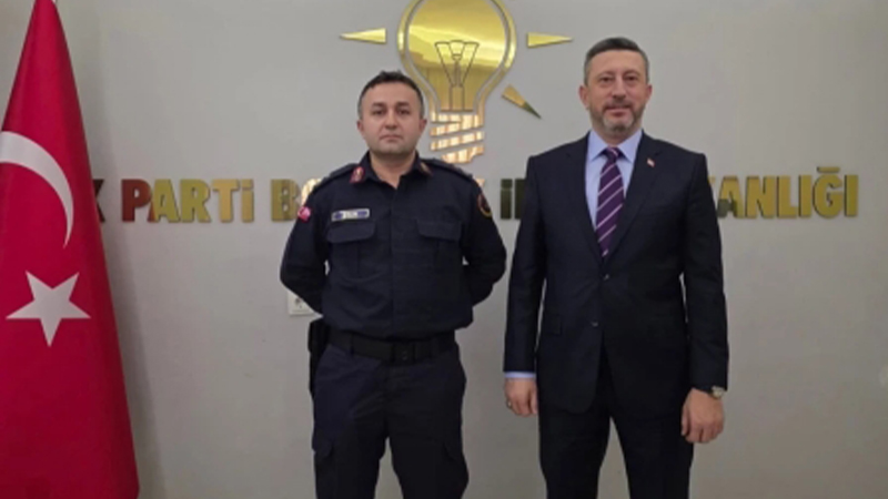 Jandarma komutanı üniformasıyla parti binasında poz verdi