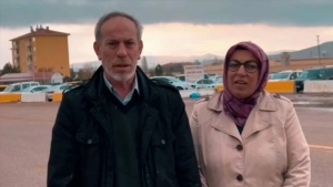 İsmail Arı’nın anne ve babası cezaevi önünden sordu: Doğruları yazdığı için mi?