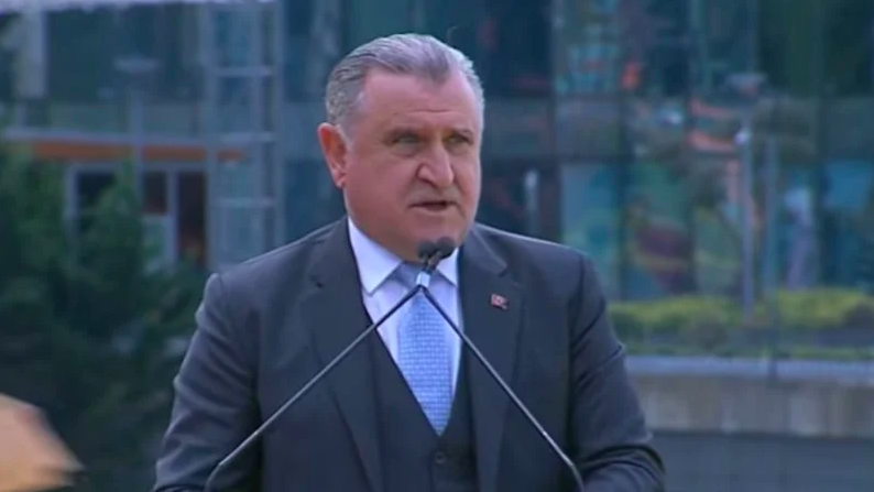 Dursun Özbek, bakanın sözlerini dakikalarca alkışladı: ‘Şampiyon Cimbom için çalışmaya devam edeceğiz’