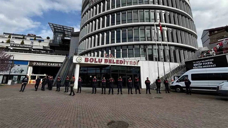 Bolu Belediyesi’ne operasyon: Başkan yardımcısı Leyla Beykoz ve meclis üyesi Aydan Özdemir tutuklandı