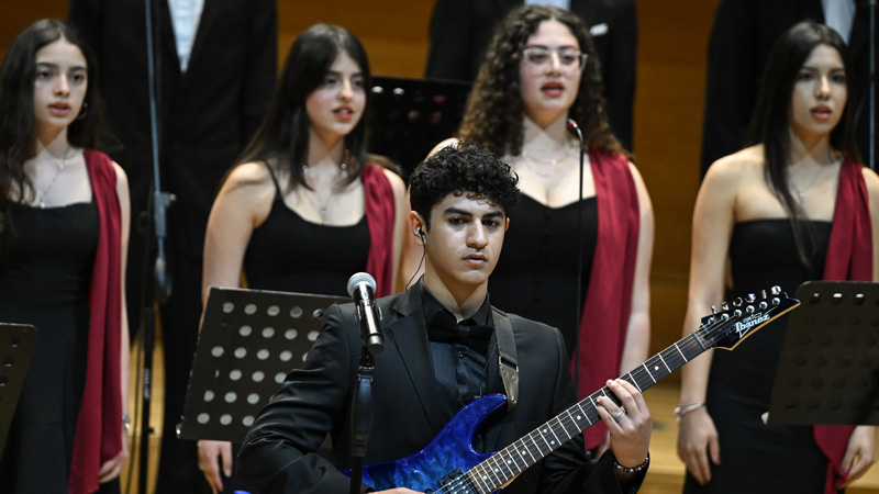 Depremzede öğrencilerden oluşan koro, CSO’da sahne aldı