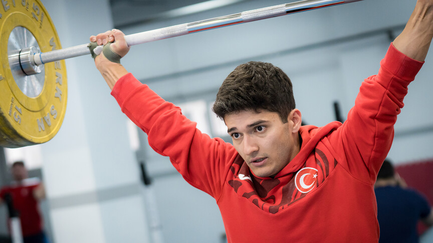 Milli halterci Özbek, Avrupa rekoruyla şampiyon oldu!