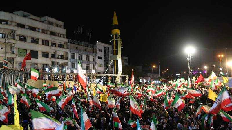 İranlılar, ABD-İsrail’i füzeleriyle protesto etti