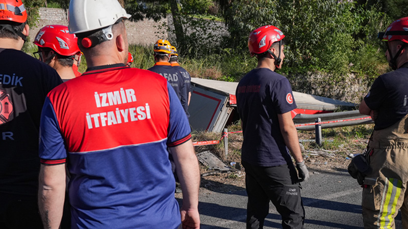 İzmir’de TIR 9 araca çarptı: Ölü ve yaralılar var