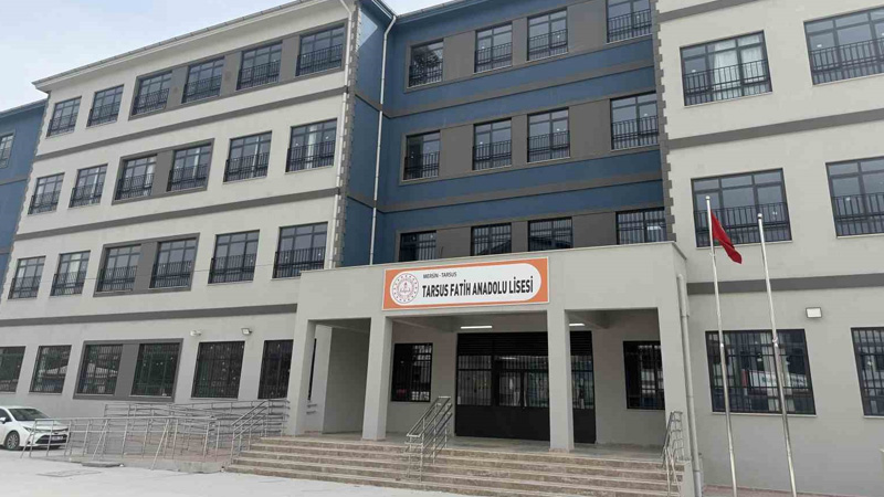 Mersin’de lise öğrencisi okulda tabancayla yakalandı