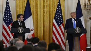 Trump, Macron’u eşi üzerinden hedef aldı: ‘Çenesine yediği sağ kroşe…’
