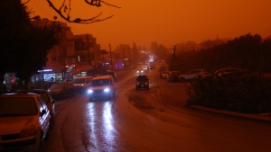 Yunanistan’da gökyüzü kırmızıya büründü